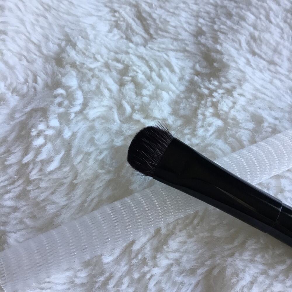 Le Métier de Beauté Large Shadow 05 Brush - Picture 7 of 14